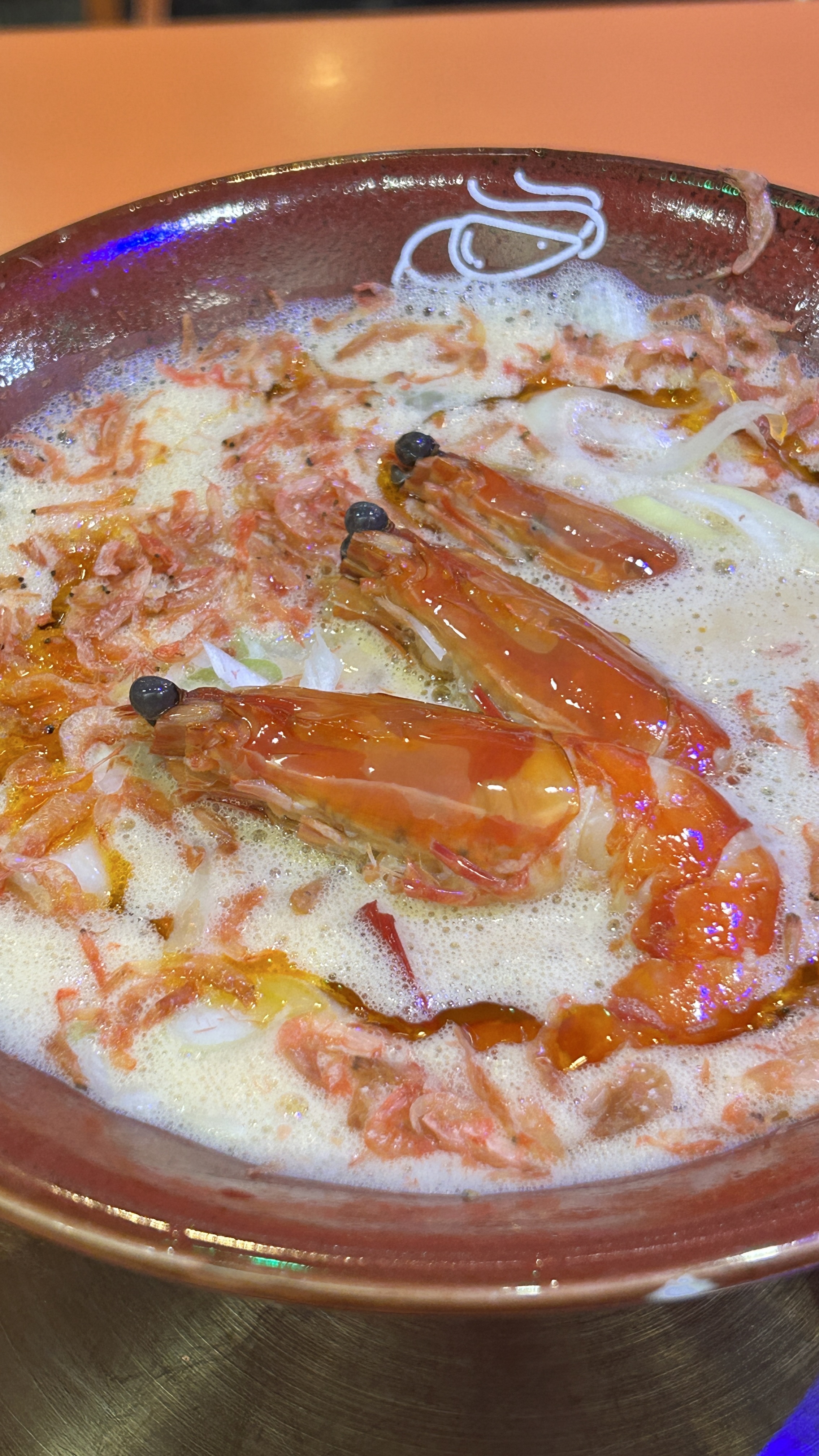 幕多醬油蝦濃湯拉麵特寫：奶白泡沫湯、三隻鮮蝦、櫻花蝦同蝦油