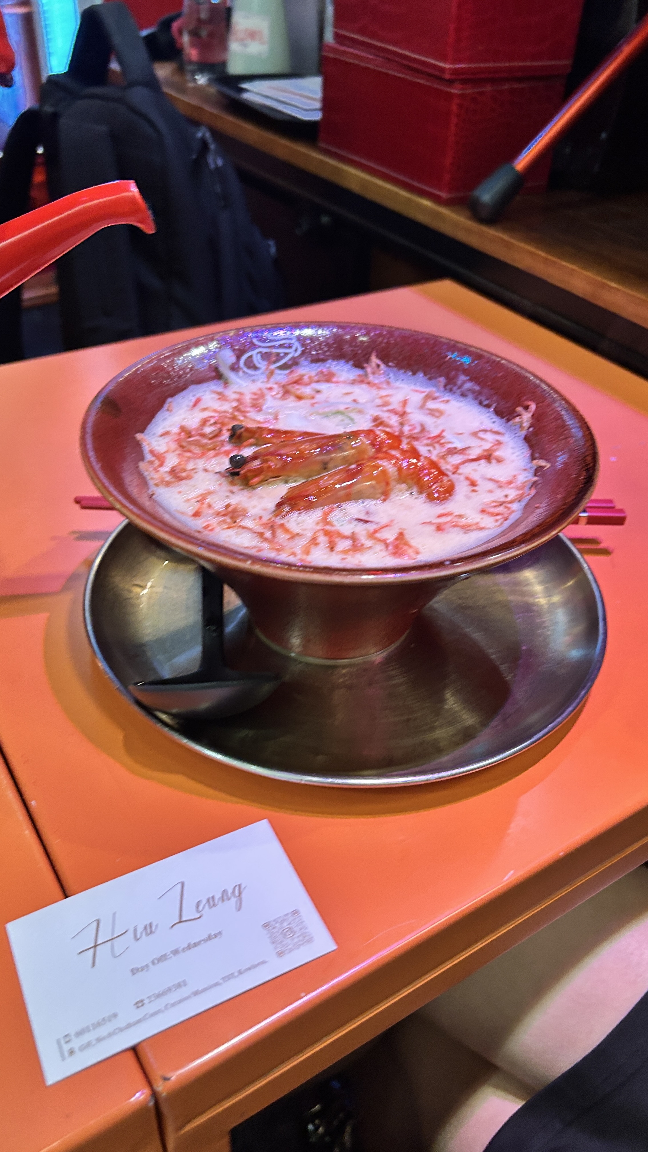 尖沙咀幕多醬油蝦濃湯拉麵，店員即席倒入蝦油，碗面三隻鮮蝦同櫻花蝦