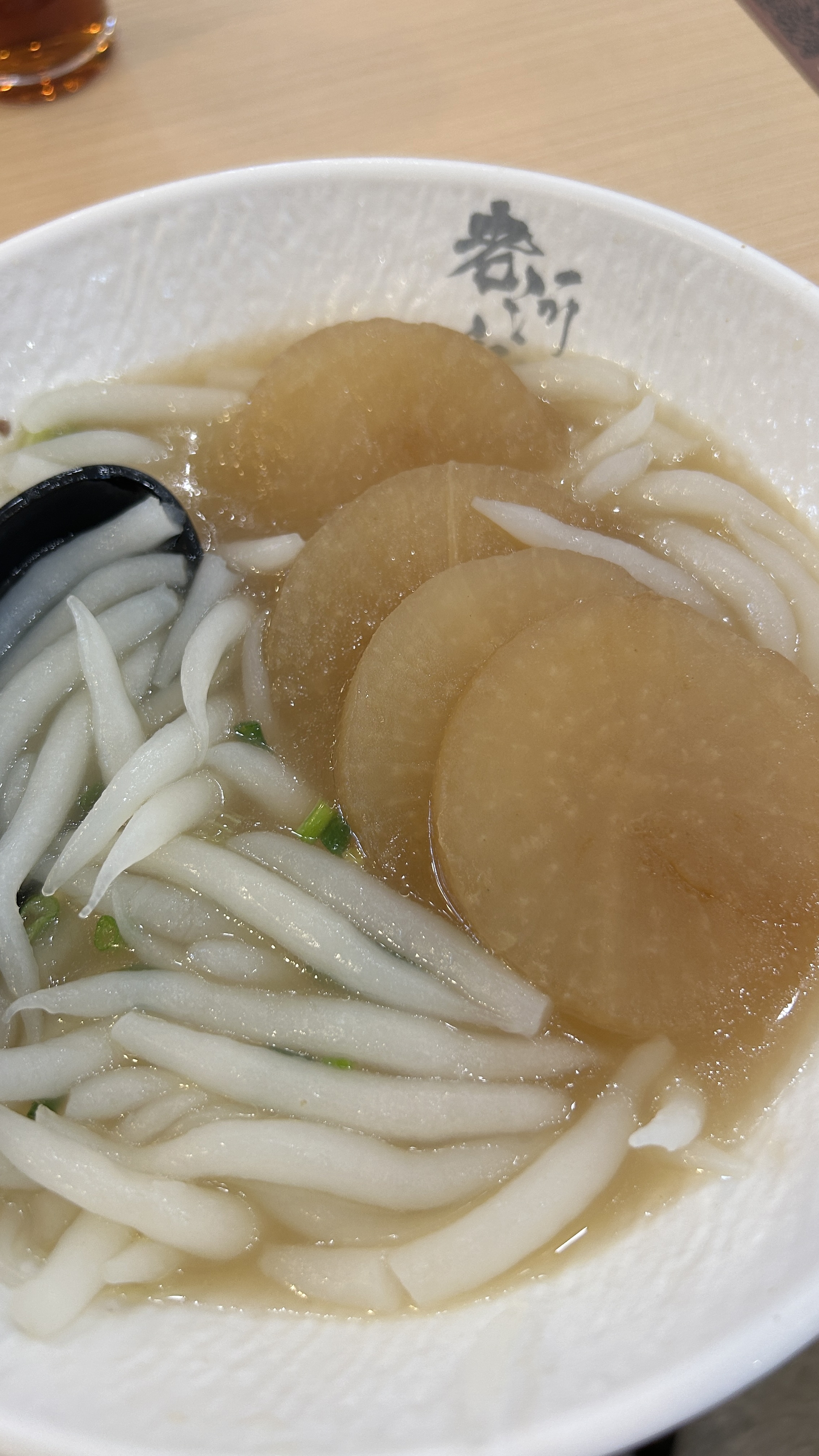 沙田第一城老河記清心蘿蔔配白麵：淺色湯、三片大蘿蔔、碗邊有老河字